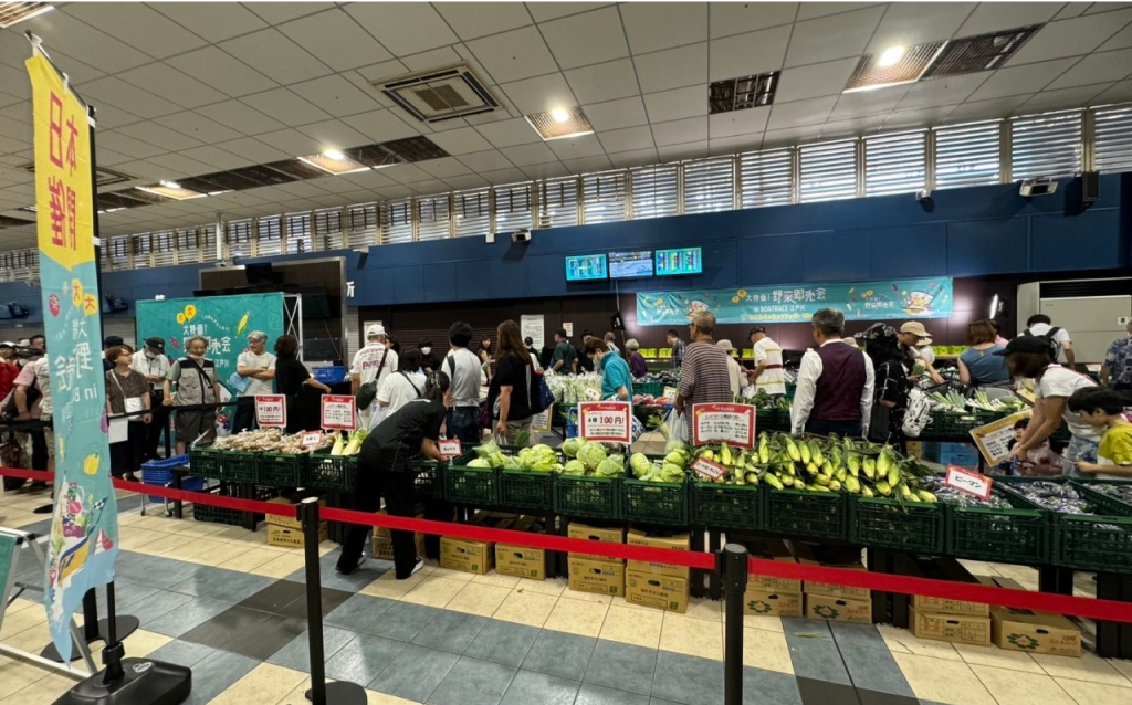 新鮮なお野菜を地元住民へ・大大大特価！野菜即売会の実施
